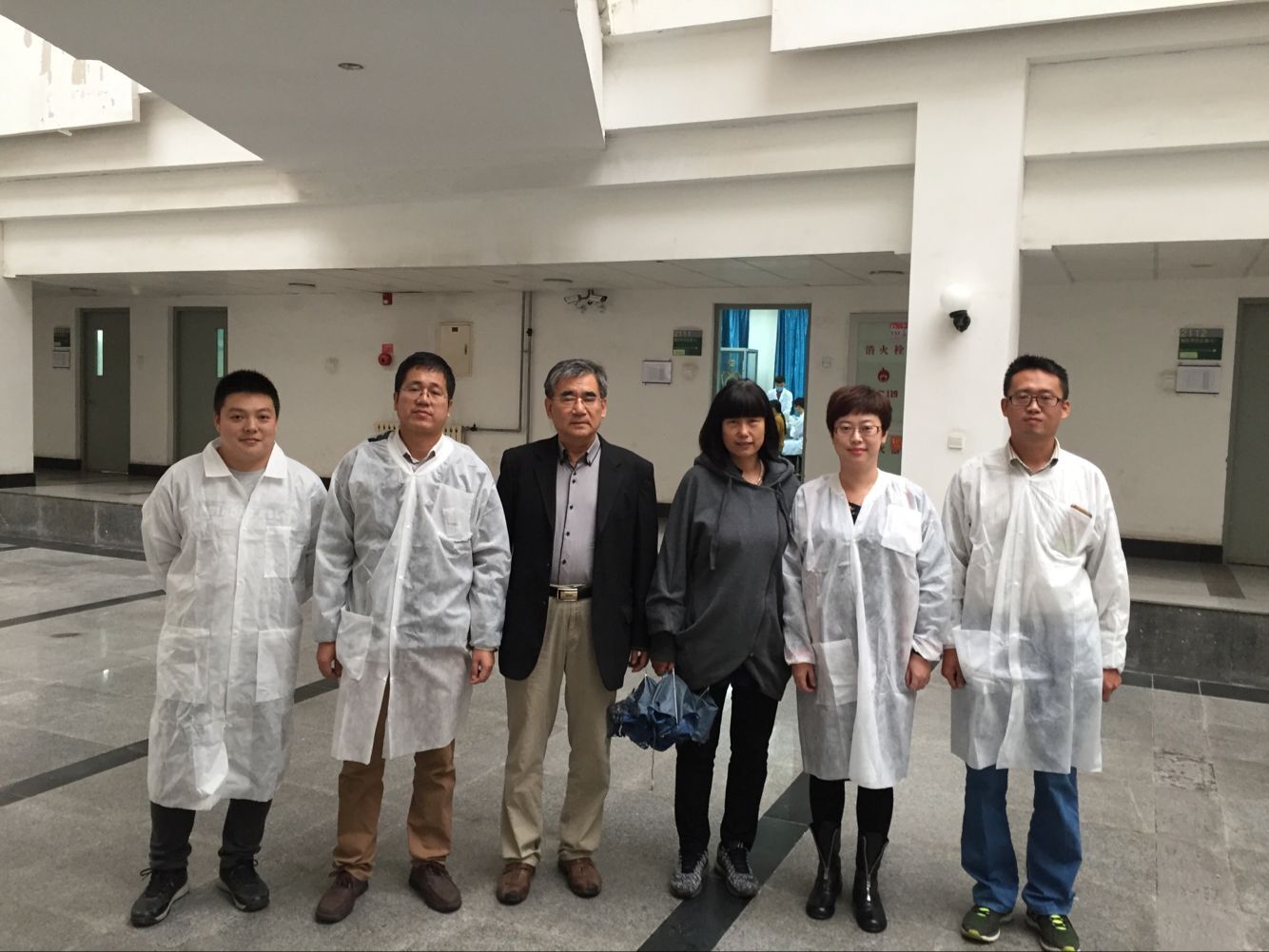 与解剖老师课间合影